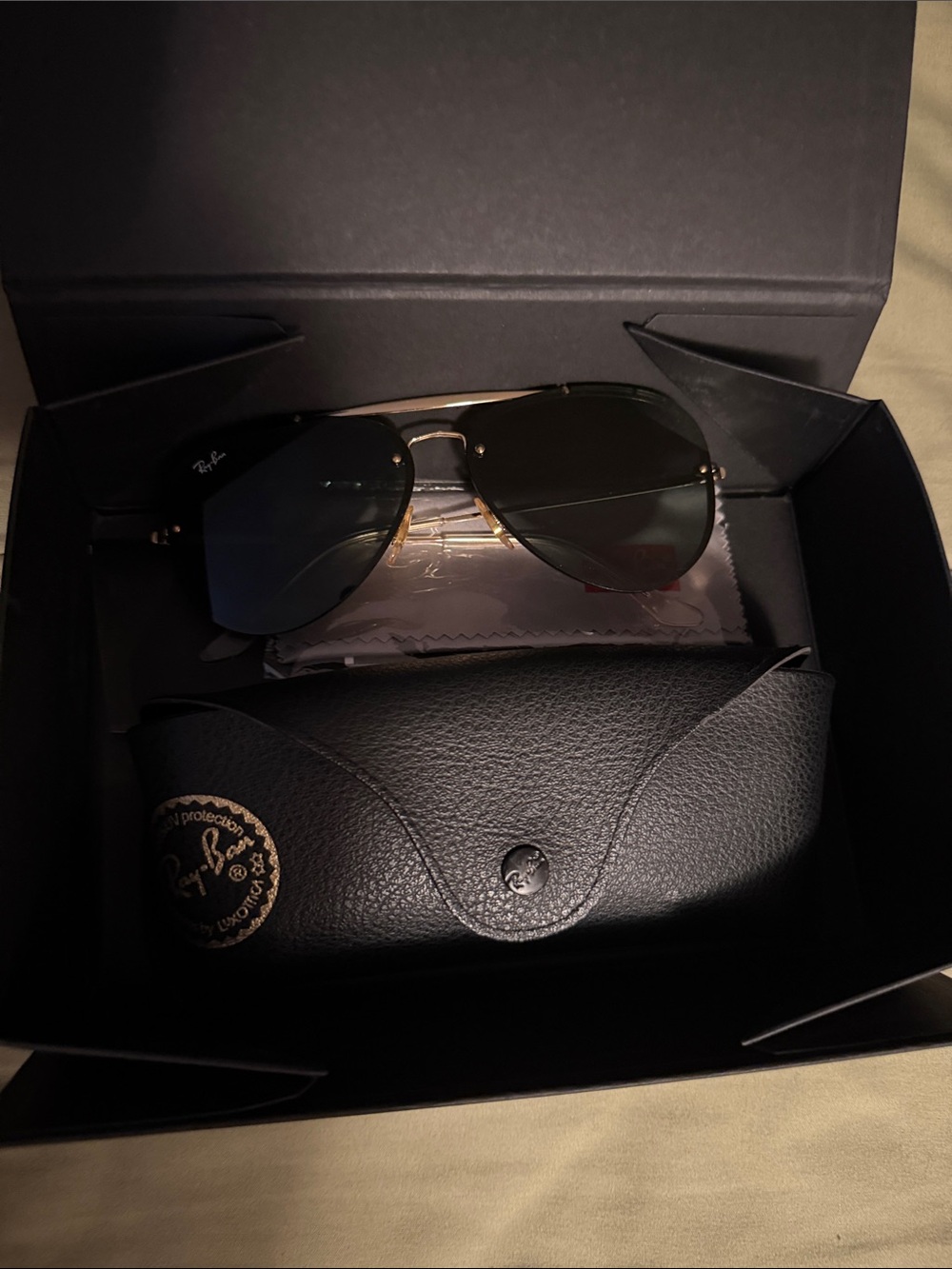Ray-Ban Men’s / women’s Gold Frame Aviator Sunglasses with Black Lenses. Unisex - Picture 6 of 7